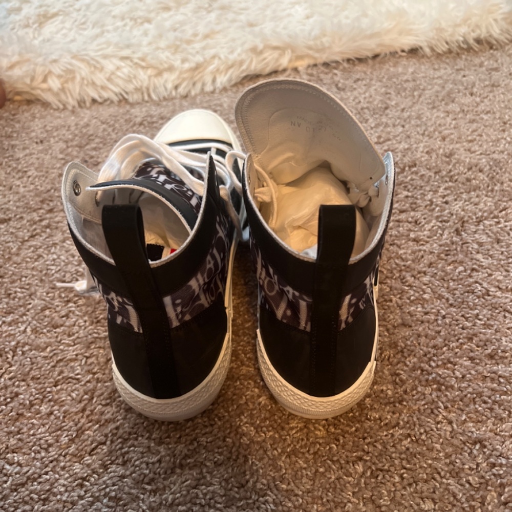 Sneakers - Picture 3 of 6